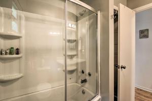 Pisgah ForestPeaceful Pisgah Forest Cottage with Fire Pit!的浴室里有玻璃门的淋浴间 更多18张照片