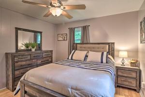 Pisgah ForestPeaceful Pisgah Forest Cottage with Fire Pit!的带床和吊扇的卧室