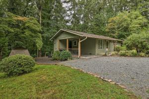 Pisgah ForestPeaceful Pisgah Forest Cottage with Fire Pit!的车道中间的一座绿色小房子