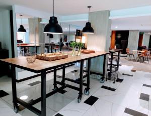 eine große Küche mit einem großen Holztisch in einem Zimmer in der Unterkunft Viaggio Urbano Business in Bogotá
