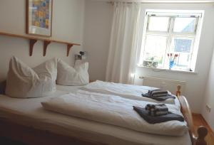 プレローにあるEichenpark 51のベッドルーム1室(白いベッド1台、タオル付)