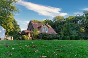 una casa in un cortile con un campo verde di Bullerbü Hanrade zwischen Hamburg und Bremen a Heeslingen