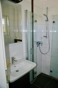 Koupelna v ubytování Fehmarn-Ostseeferien FH3Traumbungalow Staberdorf 137