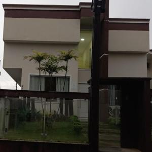 vistas a un edificio con palmeras en una ventana en Pousada Floresta, en Joinville
