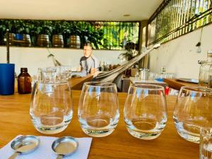un gruppo di bicchieri da vino seduti su un tavolo di Hacienda Venecia Hostel a Manizales