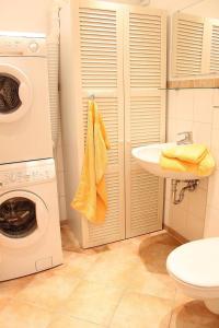 uma casa de banho com uma máquina de lavar roupa e um lavatório em IW - Komfort-Apartment Im Winkel 13 - FERIENDOMIZIL HOLLICH em Grömitz