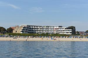 un hotel en la playa con gente en la playa en Haus Bi de Wyk A1, en Wyk auf Föhr