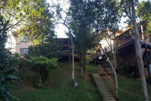 an exterior view of a house with trees at Recanto da Ferradura in Búzios