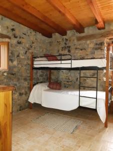 מיטה או מיטות קומותיים בחדר ב-La Granjita del río