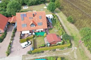una vista aérea de una casa con patio en Fehmarn-OstseeferienFewoAnders31593, en Neue Tiefe Fehmarn