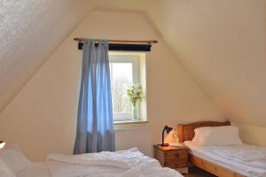 Łóżko lub łóżka w pokoju w obiekcie Achter de Höf Whg 3