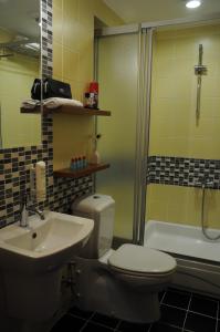 イスタンブールにあるButik Pendik Hotelのバスルーム(トイレ、洗面台、シャワー付)
