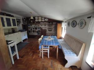 Kuchyň nebo kuchyňský kout v ubytování Cafe Nostalgie čtyřlůžkový apartmán