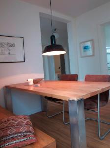 d'une table à manger avec une lampe suspendue. dans l'établissement Ferienhaus HL 23, à Eckernförde