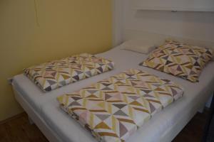 - un lit avec 2 oreillers dans l'établissement Traumblick FeWo Nr 459, à Sierksdorf