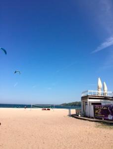 Ein Strand an oder in der Nähe des Ferienhauses