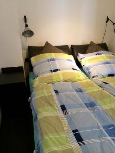 エッカーンフェルデにあるKapitäns Koje mit Strandkorbのベッドルーム1室(ベッド1台、枕2つ付)