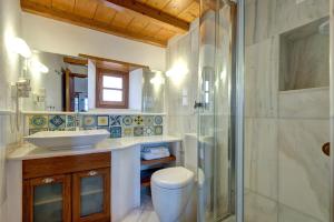 une salle de bain avec une douche, des toilettes et un lavabo dans l'établissement Malvasia Traditional Hotel, à Monemvasia 37 autres photos