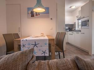 - une cuisine et une salle à manger avec une table et des chaises dans l'établissement Strand 15, à Scharbeutz