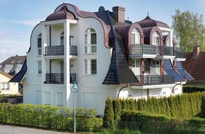 uma grande casa branca com um telhado vermelho em Deichgraf Strandresidenz 1 Ahrenshoop em Zingst