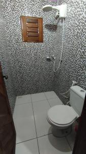 un bagno con wc e doccia di Casa Bella vista a Guaramiranga Altre 34 foto