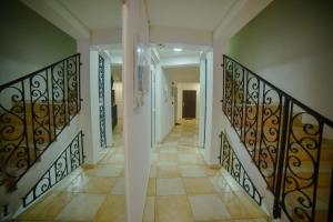 un corridoio di una casa con ringhiere in ferro battuto di Apartments Bramar a Zlatibor