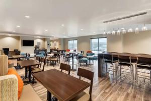 un restaurante con mesas y sillas y un bar en Sleep Inn Lancaster Dallas South, en Lancaster