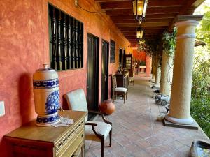 een vaas bovenop een tafel naast een gebouw bij Monasterio San Agustín, Colombia in San Agustín