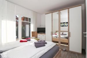 een slaapkamer met 2 bedden en een grote spiegel bij Atempause Greetsiel in Krummhörn