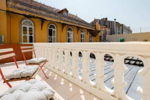 uma varanda com um corrimão branco e uma cadeira em BOUTIQUE Rentals-Art & Charm II Apt w/ Terrace no Porto