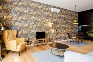 uma sala de estar com uma parede com um mural de animais em BOUTIQUE Rentals-Art & Charm II Apt w/ Terrace no Porto