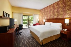 Кровать или кровати в номере Holiday Inn Express Tifton, an IHG Hotel