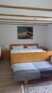 1 dormitorio con 2 camas y un cuadro en la pared en Ferienwohnung "Achtern Diek", en Prerow