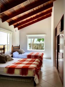 a bedroom with two beds and a window at El Bongo de Chinauta in Fusagasuga