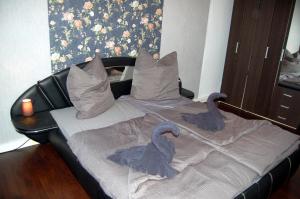 ein Bett mit zwei Schwänen drauf in der Unterkunft Ferienwohnung am Saalebogen in Calbe