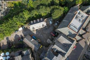 una vista aérea de una casa con coches estacionados en el patio en Cozy Newly Renovated Town Centre Apartment, en Aberfeldy