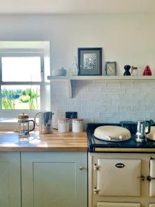 Кухня или мини-кухня в Coullie Stays
