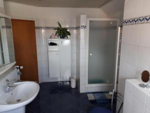Ένα μπάνιο στο Ferienwohnung-Lilienweg