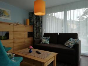 ein Wohnzimmer mit einem Sofa und einem Couchtisch in der Unterkunft Kleiner Bungalow im Grünen in Radeberg