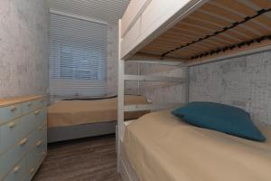 UtersumにあるSurfbude 01のベッドルーム1室(二段ベッド1組、青い枕付)