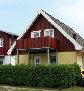 een rood en geel huis met een rood dak bij Fewo im "Schwedenhaus" in Prerow