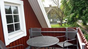 プレローにあるFewo im "Schwedenhaus"の窓付きのバルコニー(テーブル、椅子付)