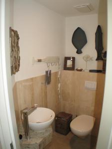 ein Bad mit einem WC und einem Waschbecken in der Unterkunft Magister Wigbold 11 in Zingst