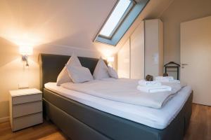 Ostsee - Ferienhaus Nr 57 "360 Grad & Meer" im Strand Resort tesisinde bir odada yatak veya yataklar