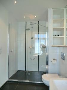 Et badeværelse på Luxus-Penthouse am Strand, mit Traum-Meerblick, Dachterrasse und Sauna