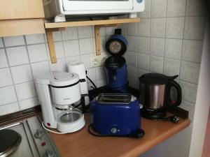 a kitchen counter with a coffee maker and a toaster at Blick zum Lallinger Winkel in Langfurth 