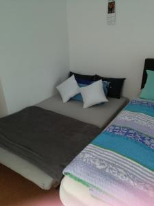 1 dormitorio con 2 camas juntas en Blick zum Lallinger Winkel, en Langfurth 