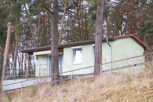 a small white house in the woods at Ferienhaus John- Lennard in Feldberg