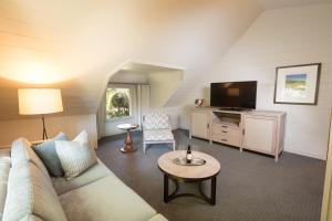 TV at/o entertainment center sa Harvest Inn
