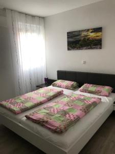 Un pat sau paturi într-o cameră la Moderne Ferienwohnung im Herzen von Bad Neustadt